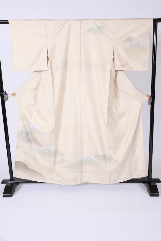 White Oshima Tsumugi used silk formal kimono (houmongi), off-white, mountain pattern, post-dyed, hand-painted, stencil-dyed, L69