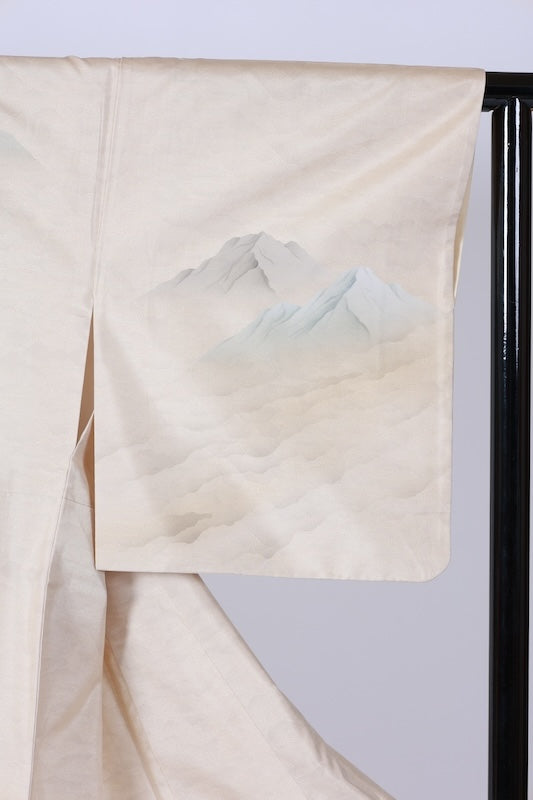 White Oshima Tsumugi used silk formal kimono (houmongi), off-white, mountain pattern, post-dyed, hand-painted, stencil-dyed, L69