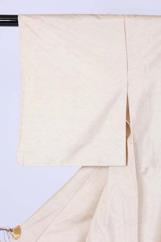 White Oshima Tsumugi used silk formal kimono (houmongi), off-white, mountain pattern, post-dyed, hand-painted, stencil-dyed, L69