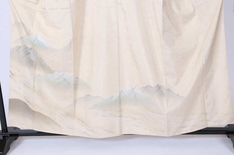 White Oshima Tsumugi used silk formal kimono (houmongi), off-white, mountain pattern, post-dyed, hand-painted, stencil-dyed, L69