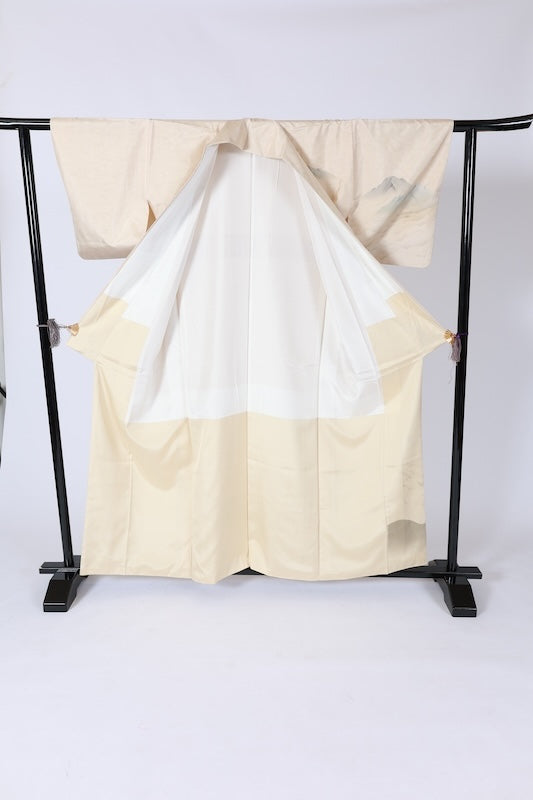 White Oshima Tsumugi used silk formal kimono (houmongi), off-white, mountain pattern, post-dyed, hand-painted, stencil-dyed, L69