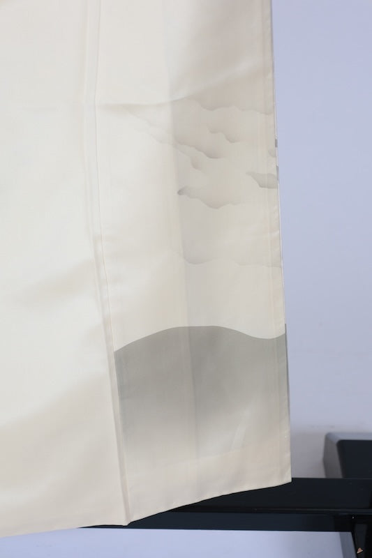 White Oshima Tsumugi used silk formal kimono (houmongi), off-white, mountain pattern, post-dyed, hand-painted, stencil-dyed, L69