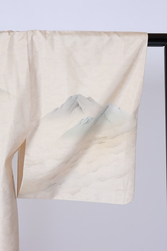 White Oshima Tsumugi used silk formal kimono (houmongi), off-white, mountain pattern, post-dyed, hand-painted, stencil-dyed, L69