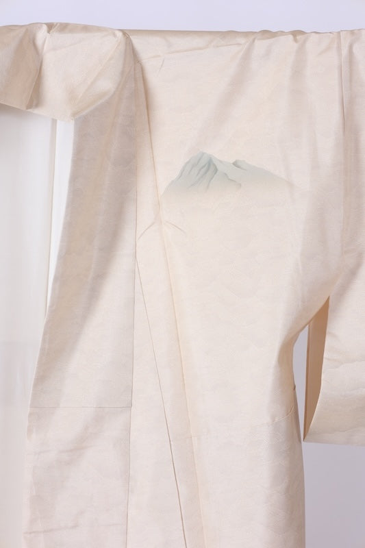 White Oshima Tsumugi used silk formal kimono (houmongi), off-white, mountain pattern, post-dyed, hand-painted, stencil-dyed, L69