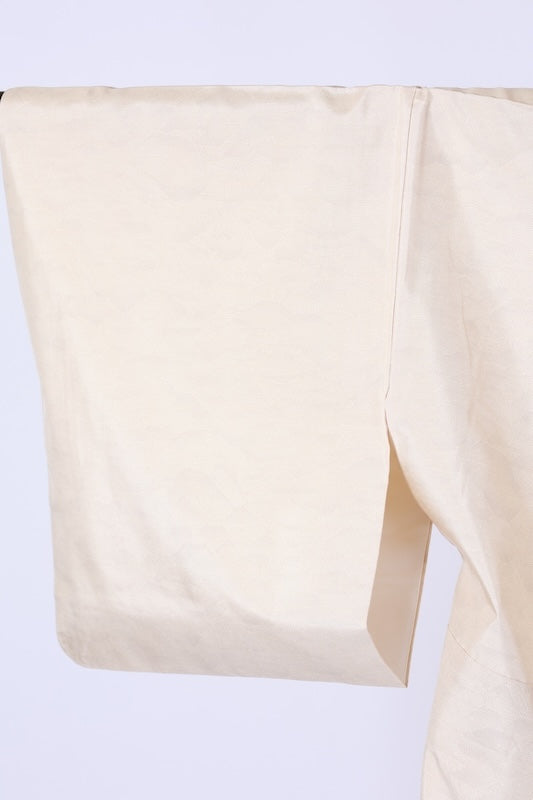 White Oshima Tsumugi used silk formal kimono (houmongi), off-white, mountain pattern, post-dyed, hand-painted, stencil-dyed, L69