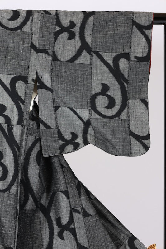 Japanese kimono used Silk pongee, shades of gray and black, arabesque pattern, ikat, handwoven, L75