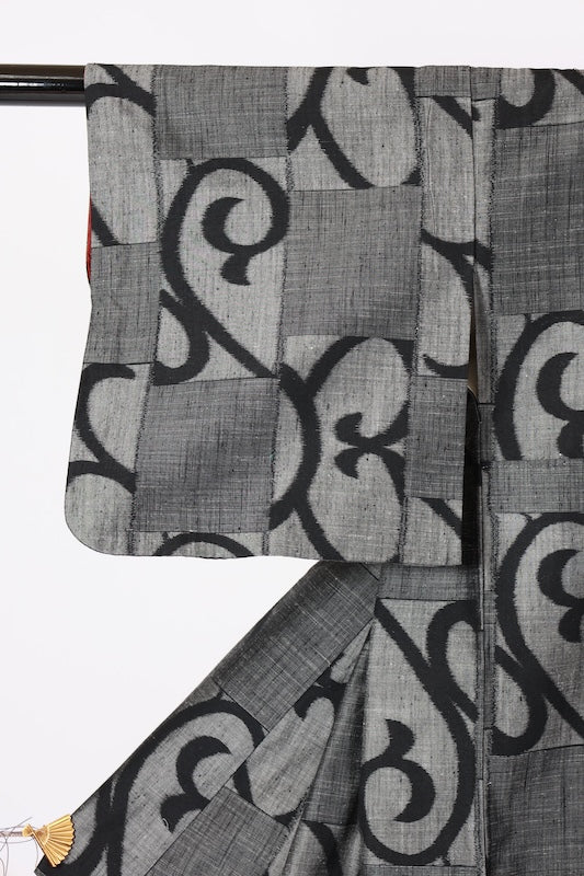 Japanese kimono used Silk pongee, shades of gray and black, arabesque pattern, ikat, handwoven, L75
