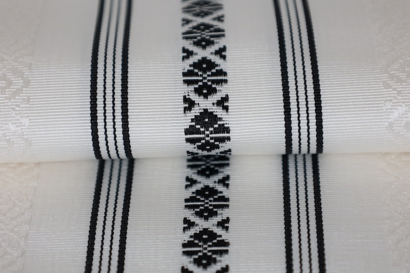 Nagoya obi, brand new, untailored, authentic Hakata weaving, Kenjo pattern, white and black, certificate included /G79