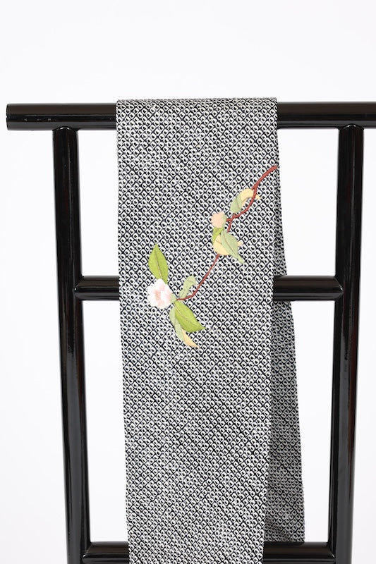 Nagoya obi used (sash) - Black, white, green, brown, golden brown - Shibori (tie-dye) pattern - Camellia design - Embroidery - L107