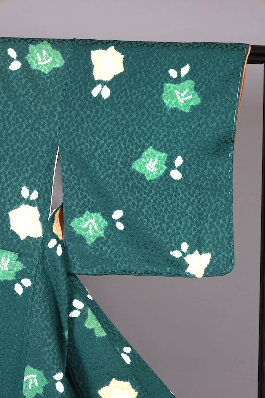 Japanease kimono used Komono , brand new and unused. Features shades of green, white, and yellow floral patterns. Includes shibori (tie-dyeing) and hat-shibori (tie-dyeing) techniques. L145