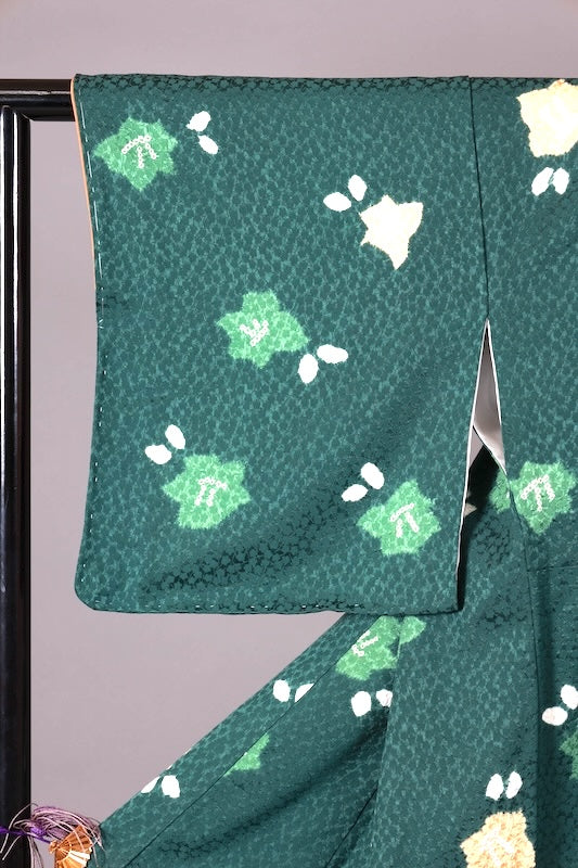 Japanease kimono used Komono , brand new and unused. Features shades of green, white, and yellow floral patterns. Includes shibori (tie-dyeing) and hat-shibori (tie-dyeing) techniques. L145