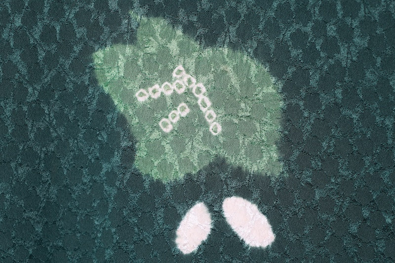 Japanease kimono used Komono , brand new and unused. Features shades of green, white, and yellow floral patterns. Includes shibori (tie-dyeing) and hat-shibori (tie-dyeing) techniques. L145