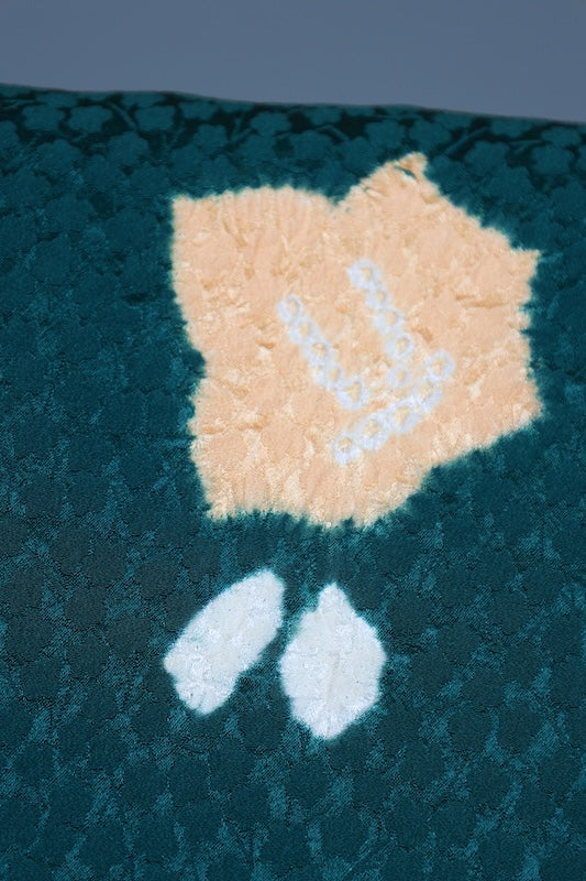 Japanease kimono used Komono , brand new and unused. Features shades of green, white, and yellow floral patterns. Includes shibori (tie-dyeing) and hat-shibori (tie-dyeing) techniques. L145