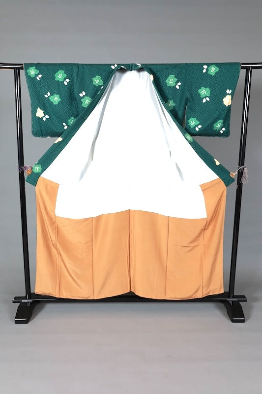 Japanease kimono used Komono , brand new and unused. Features shades of green, white, and yellow floral patterns. Includes shibori (tie-dyeing) and hat-shibori (tie-dyeing) techniques. L145