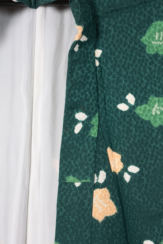 Japanease kimono used Komono , brand new and unused. Features shades of green, white, and yellow floral patterns. Includes shibori (tie-dyeing) and hat-shibori (tie-dyeing) techniques. L145