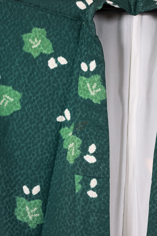 Japanease kimono used Komono , brand new and unused. Features shades of green, white, and yellow floral patterns. Includes shibori (tie-dyeing) and hat-shibori (tie-dyeing) techniques. L145
