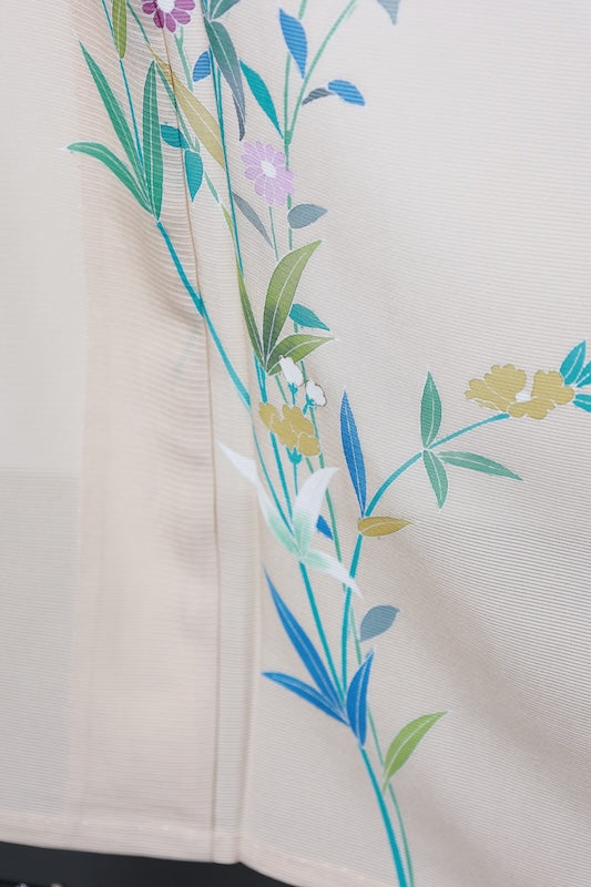 Summer formal kimono used (Houmongi), ro silk, off-white, purple, indigo, green, white, gold, floral pattern, embroidered crest of mandarin oranges in a circle, L183