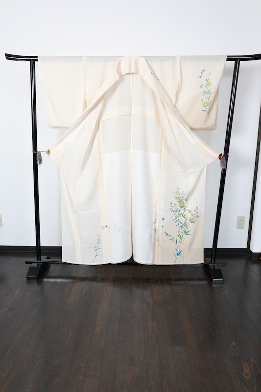 Summer formal kimono used (Houmongi), ro silk, off-white, purple, indigo, green, white, gold, floral pattern, embroidered crest of mandarin oranges in a circle, L183