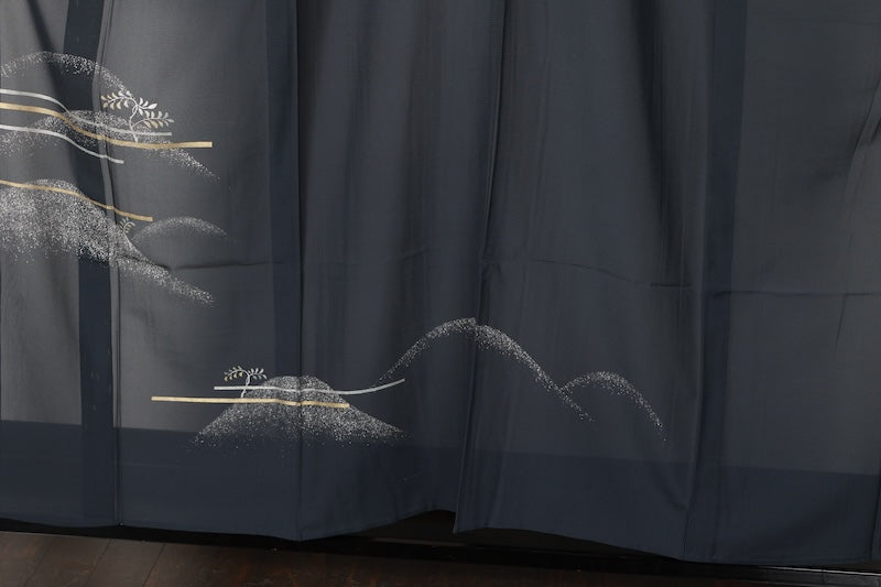 Summer kimono used, ro silk, indigo iron color, gold, silver, white, distant mountain, horizontal stripes, tataki (stippling) technique, hand-painted Kyoto Yuzen dyeing, L179