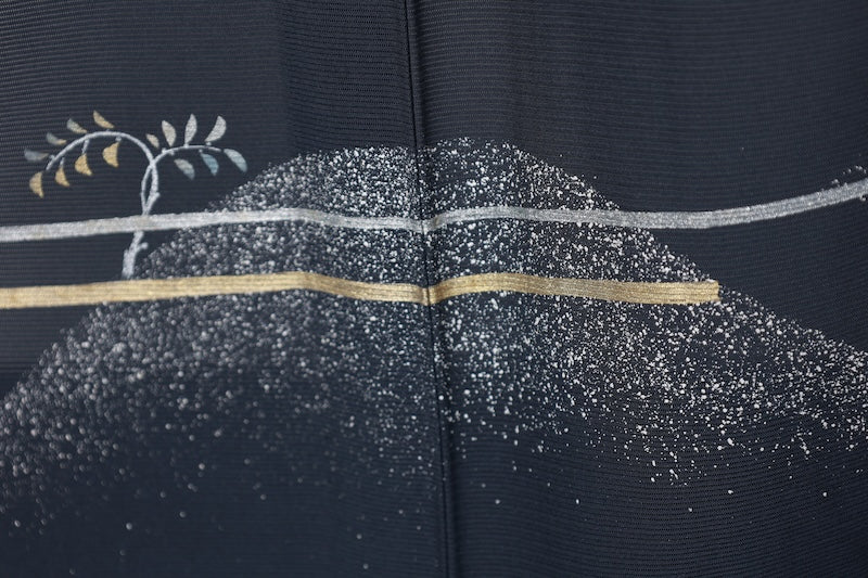 Summer kimono used, ro silk, indigo iron color, gold, silver, white, distant mountain, horizontal stripes, tataki (stippling) technique, hand-painted Kyoto Yuzen dyeing, L179
