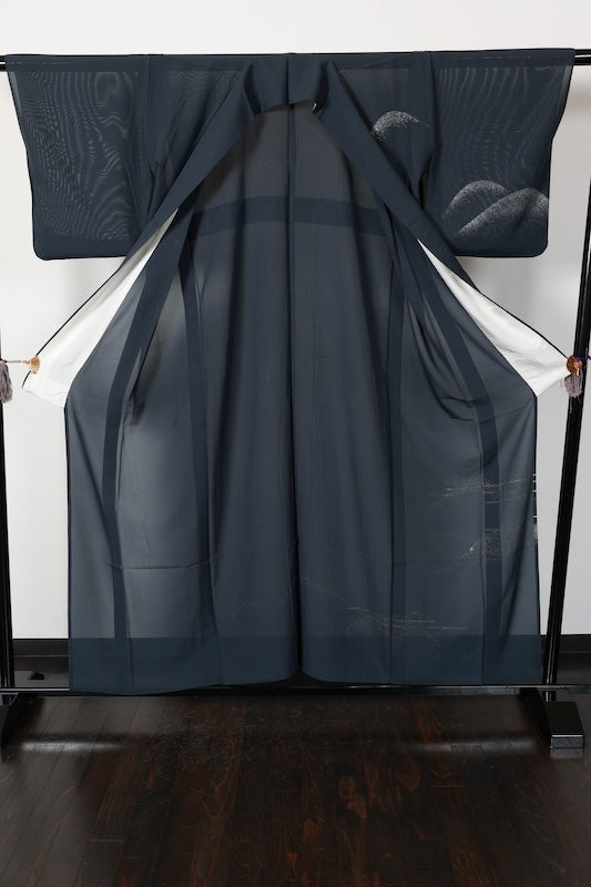 Summer kimono used, ro silk, indigo iron color, gold, silver, white, distant mountain, horizontal stripes, tataki (stippling) technique, hand-painted Kyoto Yuzen dyeing, L179