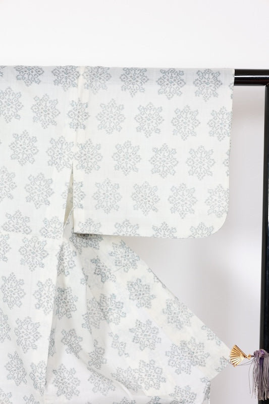 Summer Tsumugi used silk, white, blue, gray, floral pattern, post-dyed, K140
