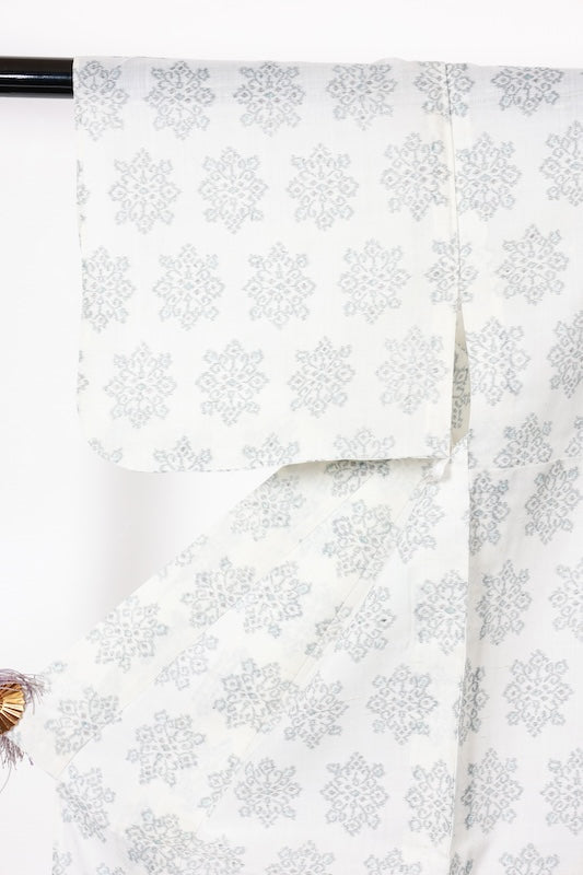 Summer Tsumugi used silk, white, blue, gray, floral pattern, post-dyed, K140