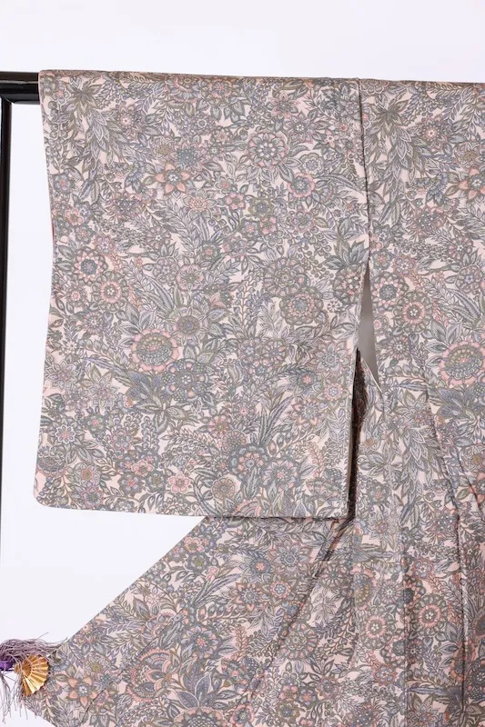 Komono (kimono), brand new and unused. Colors: Beige, Blue, Green, Light Brown. Floral pattern. B1432