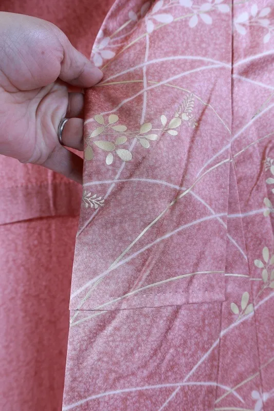 Hōmongi (used kimono): Light brown, white, and gold; A076)