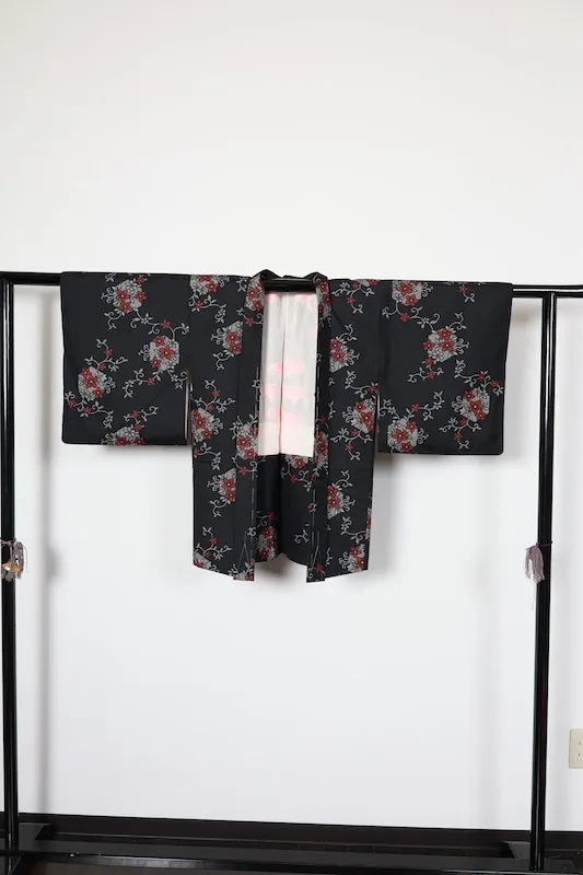Haori – Brand new and unused – Black, red, and white – Floral pattern – R259