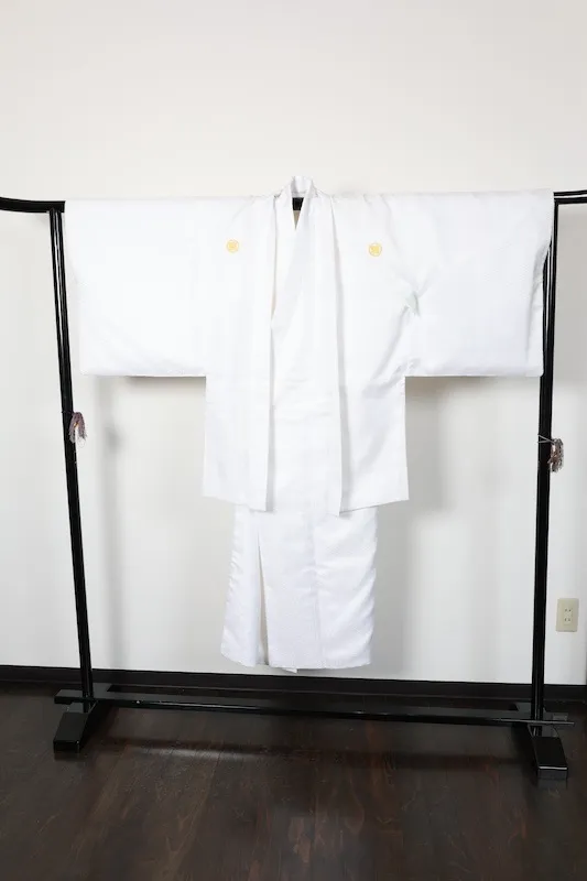 Men's used Kimono & Haori Ensemble – White with continuous diamond-pattern weave; features five embroidered family crests in gold – B1560