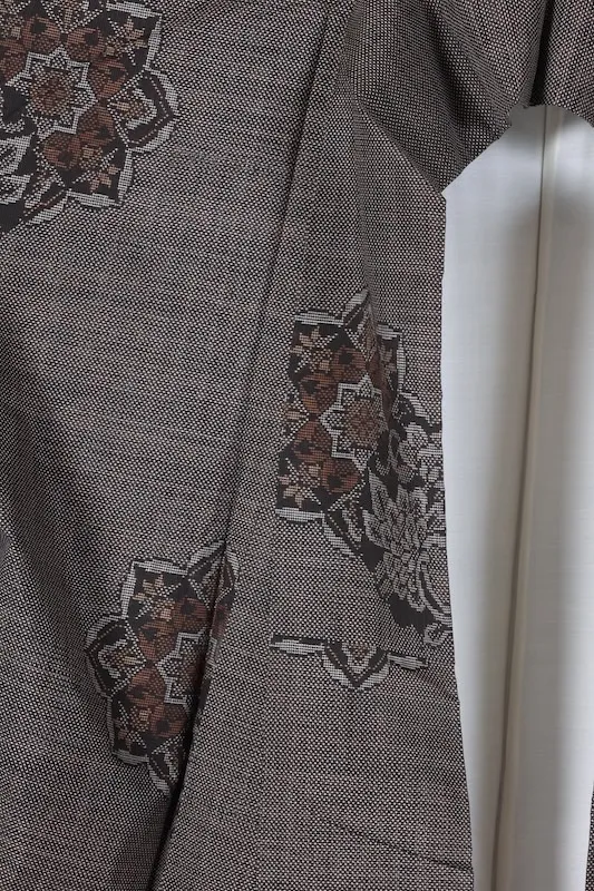 Oshima Tsumugi (Japan used kimono)– Mud-dyed & Plant-dyed – Floral Pattern – 5-Maruki – G12