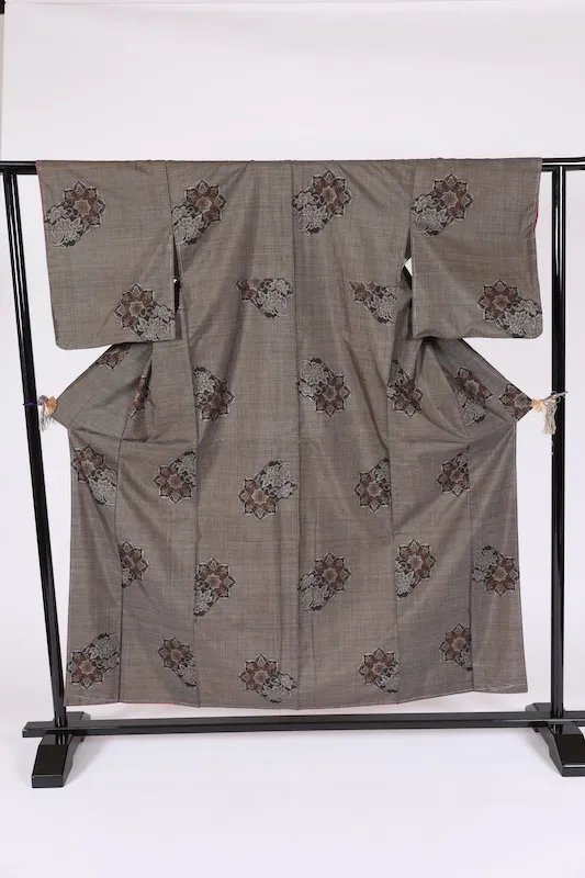 Oshima Tsumugi (Japan used kimono)– Mud-dyed & Plant-dyed – Floral Pattern – 5-Maruki – G12