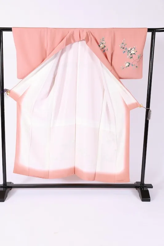 Visiting kimono used, coral pink, green, ochre, indigo, brown, white, purple, floral pattern, embroidered wisteria crest, hand-painted Kyoto Yuzen dyeing, artist's work, B1400