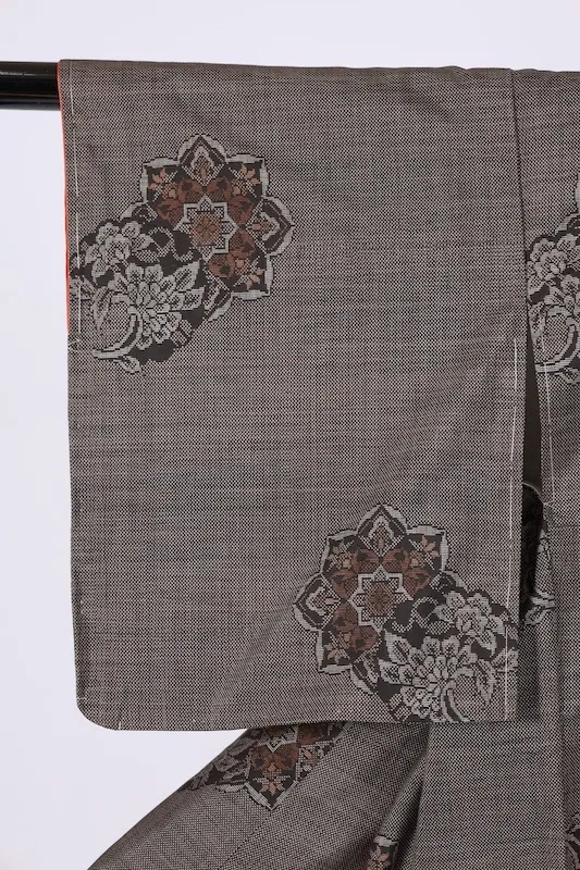 Oshima Tsumugi (Japan used kimono)– Mud-dyed & Plant-dyed – Floral Pattern – 5-Maruki – G12