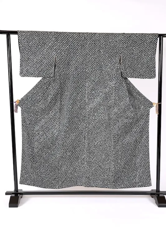 Japan used Kimono – Black and White – Hikita Shibori – Damask Fabric – K287