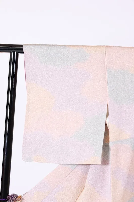 Japan used kimono in beige, gray, and light purple with a sewn-on crest of a round quince blossom, patterned with a hammered finish, B1383
