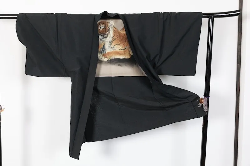 Men's used Haori – Sumi (Ink Black) – Hand-spun Silk – Stitched Family Crest (Maru ni Tayou-guruma / Circle with Many-spoked Wheel) – T191