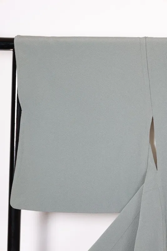 Japan used kimono (Iromuji), gray, crepe fabric, embroidered "Ken-Hanabishi"  crest, R149.