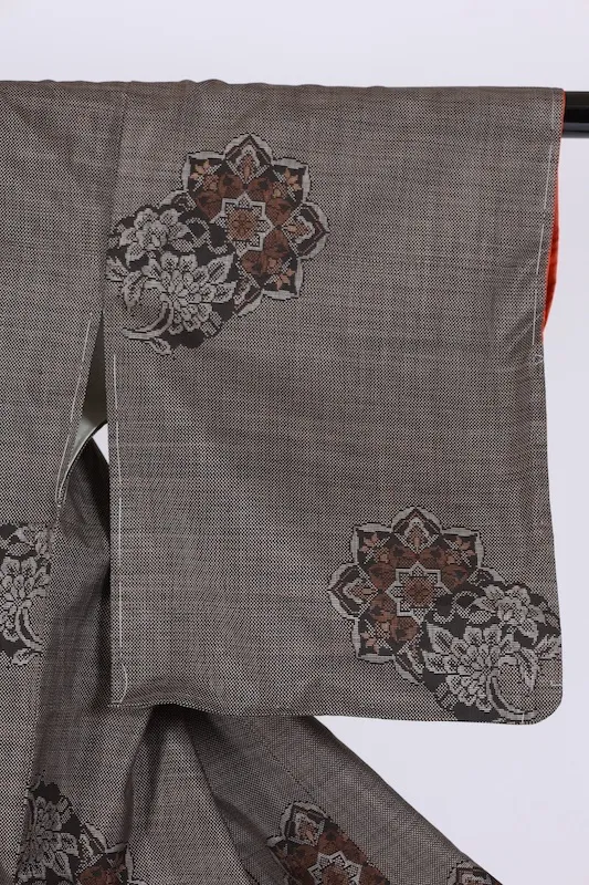 Oshima Tsumugi (Japan used kimono)– Mud-dyed & Plant-dyed – Floral Pattern – 5-Maruki – G12