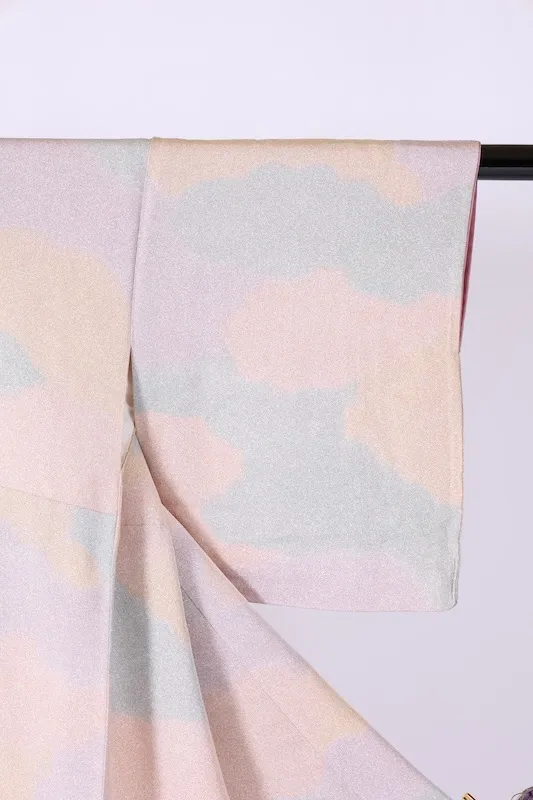 Japan used kimono in beige, gray, and light purple with a sewn-on crest of a round quince blossom, patterned with a hammered finish, B1383