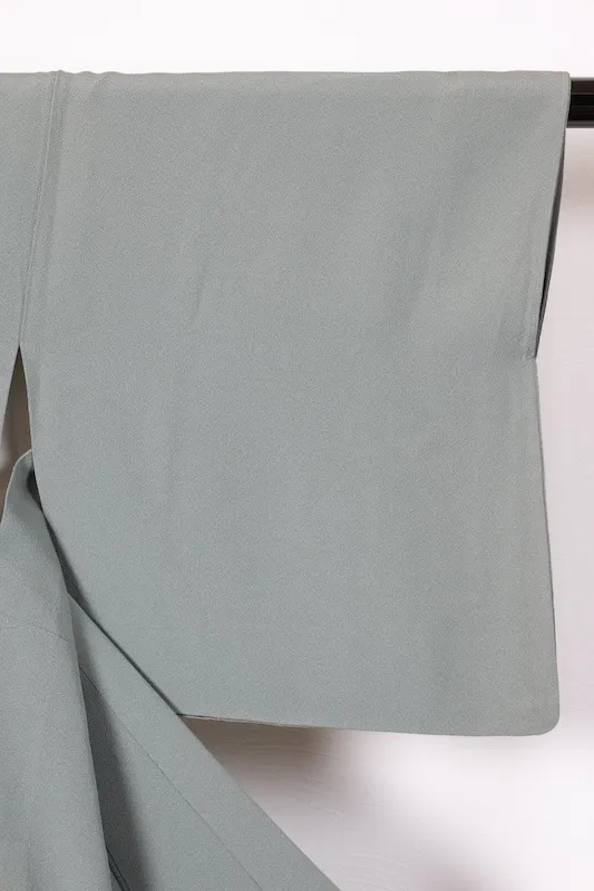 Japan used kimono (Iromuji), gray, crepe fabric, embroidered "Ken-Hanabishi"  crest, R149.