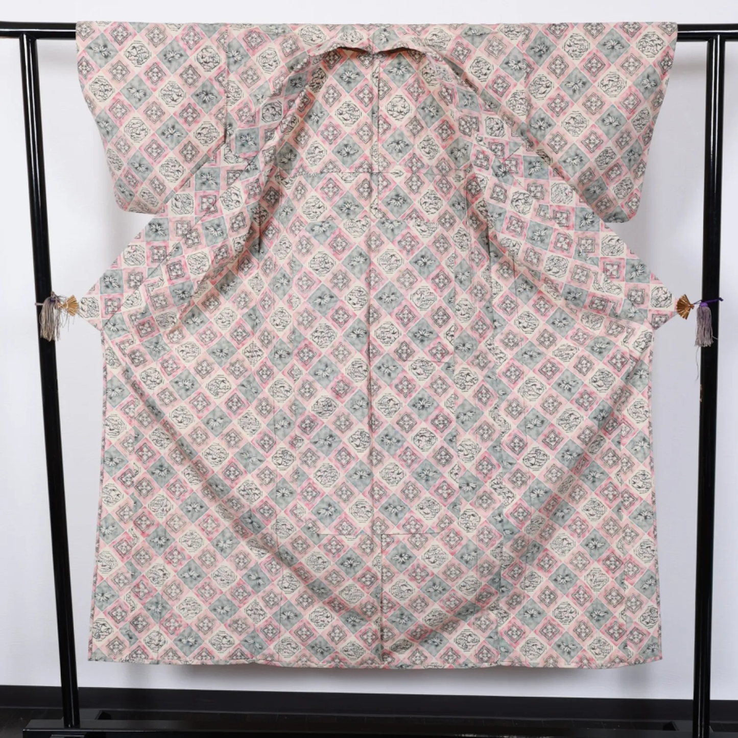 Japan used kimono fabric, beige, pink, gray, black, floral pattern, T28