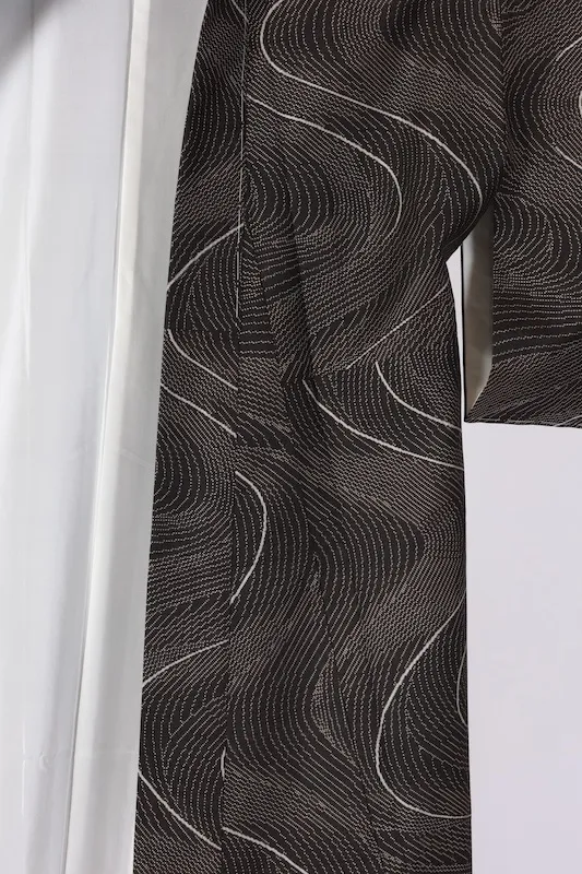 Oshima Tsumugi (Japan used kimono)– Brand New & Unused – Black & White – Mud-Dyed – 7-Maruki – Wave Pattern – K307