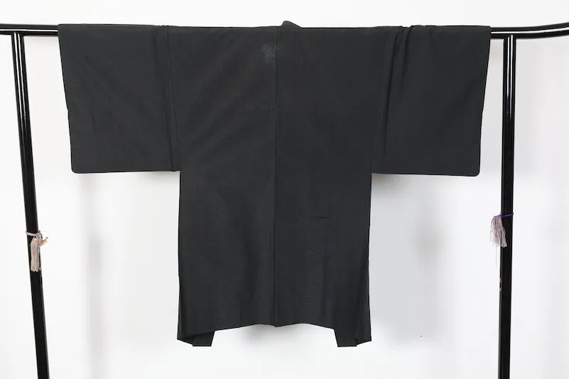 Men's used Haori – Sumi (Ink Black) – Hand-spun Silk – Stitched Family Crest (Maru ni Tayou-guruma / Circle with Many-spoked Wheel) – T191