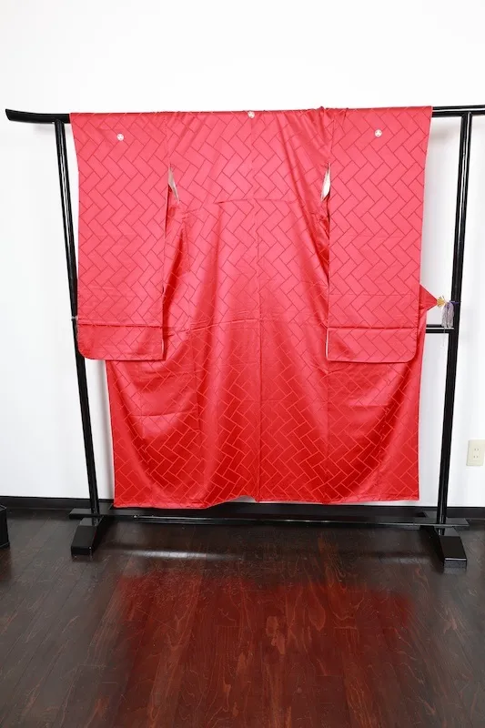 Furisode (long-sleeved used kimono), red,  three crests of a circle with ivy, R207
