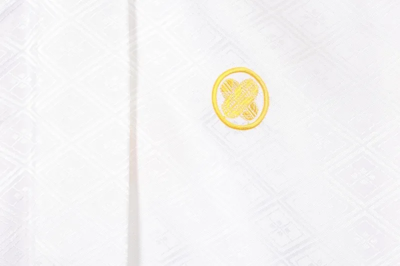 Men's used Kimono and Haori Ensemble – White with continuous diamond-pattern weave; features five embroidered family crests – B1561
