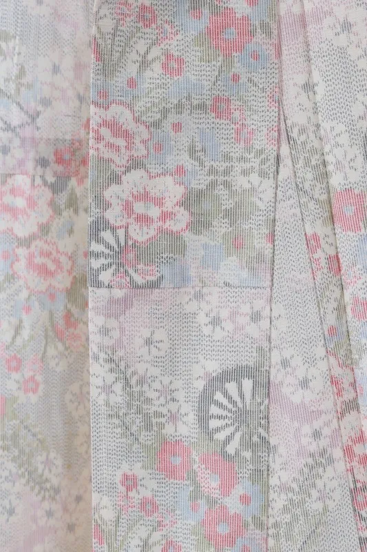Japan Pre-loved kimono(White, Red, Gray, Pale Purple; Small floral motif)  A092