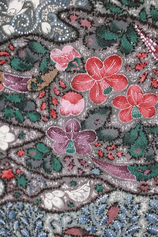 Japan Pre-loved Kimono:colors include gray, red, black, white, green, and purple (A082).