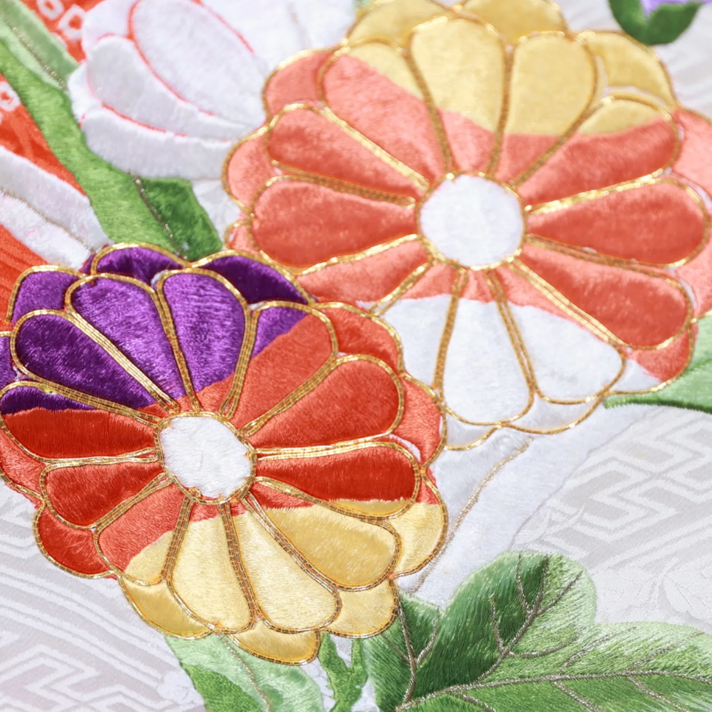 Furisode (long-sleeved kimono used) - White, Green, Red, Gold, Purple - Embroidery, Shibori (tie-dye) pattern, Brocade fabric - K99